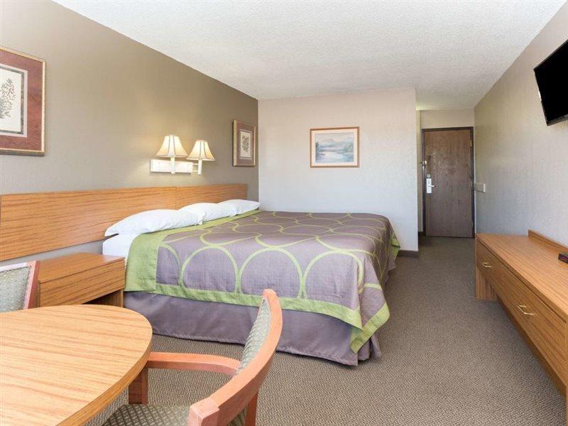 Super 8 By Wyndham Colorado Springs Peterson Space Force Cimarron Hills Exterior foto