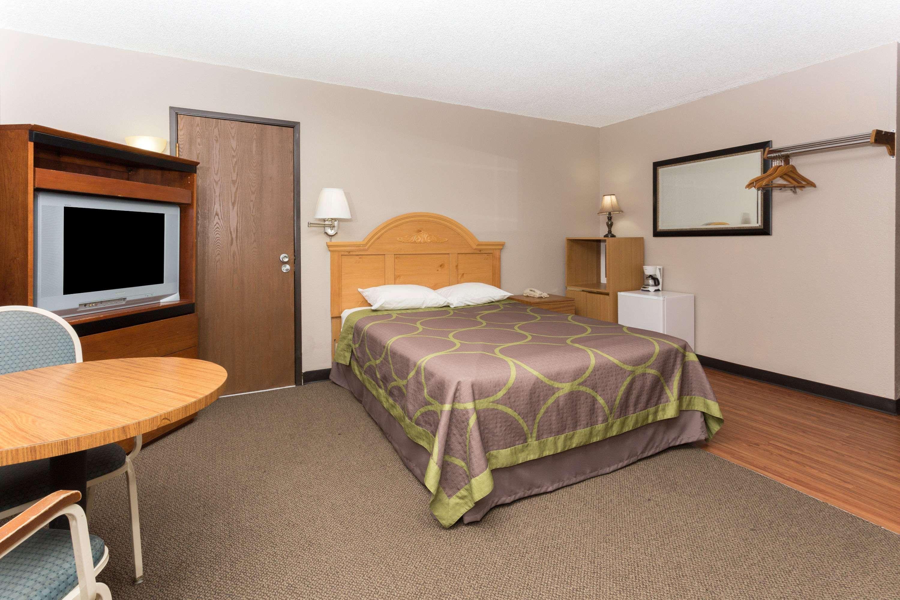 Super 8 By Wyndham Colorado Springs Peterson Space Force Cimarron Hills Exterior foto